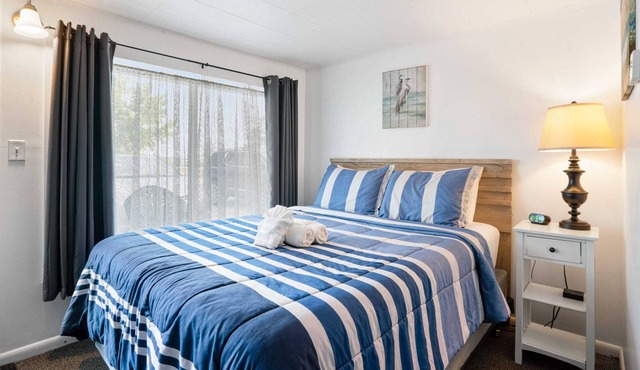 Lake Charlevoix Roadside Motel | Queen Suite