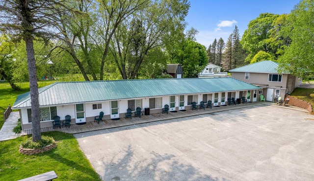 Lake Charlevoix Roadside Motel + House | Sleeps 30