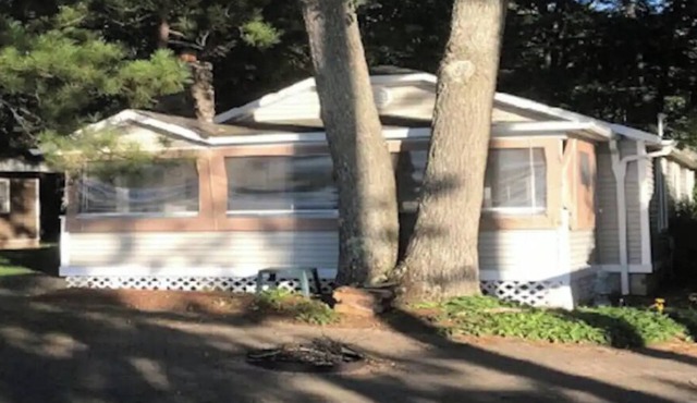 Lake Front 2 Bedroom with sandy beach and close to ORV trails!