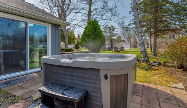 Lake Haven Sleeps 6, AC, View of Lake Huron!