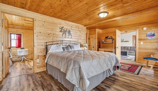 Lake House at Heidi's L'il Haven Resort: 2 Kings, 2 Singles, 2 Bath family cabin