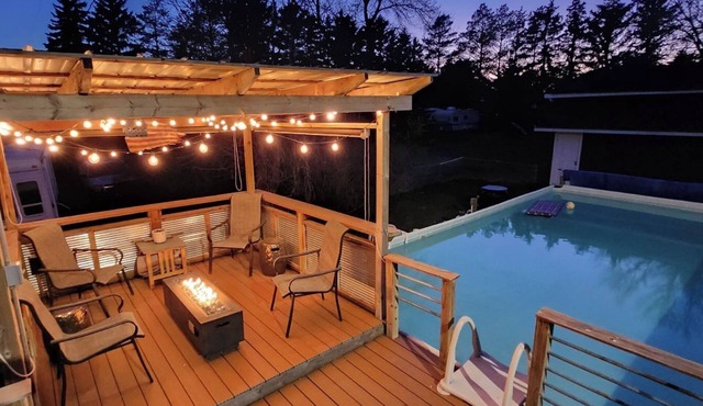 Lake house with Heated Pool. Minutes to Prime Fishing!
