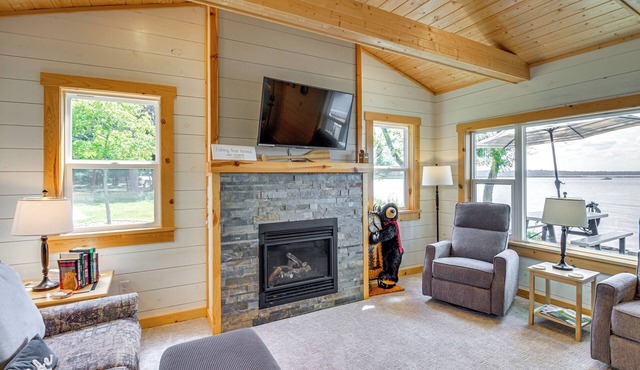 Lake Hubert Cabin w/Private Deck + Boat Dock
