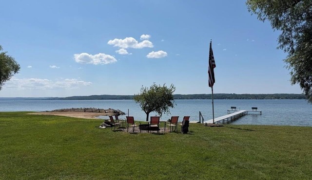 Lake Leelanau Cottage with Stunning Sun Set Views. 10 Miles from Traverse City!