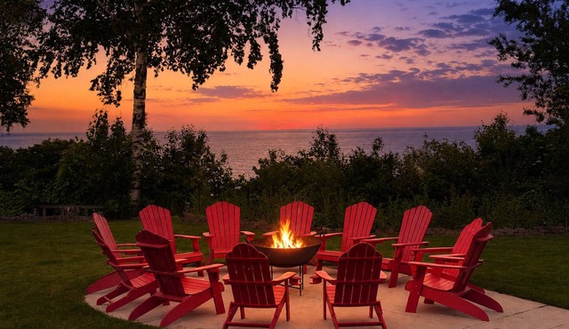 Lake Michigan Beachfront - King Suite - Game Room