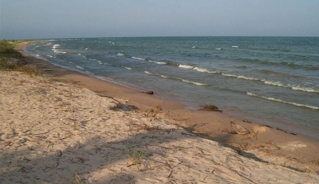 Lake Michigan Sand Beachfront Condo, Spectacular Views, sunrise, WiFi, 2nd floor