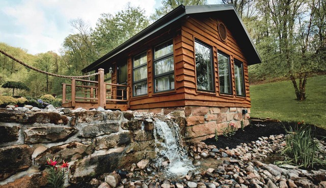 Lake/Pond Front w/Private Dock, Waterfalls, Fishing and Hot Tub Hocking Cabin
