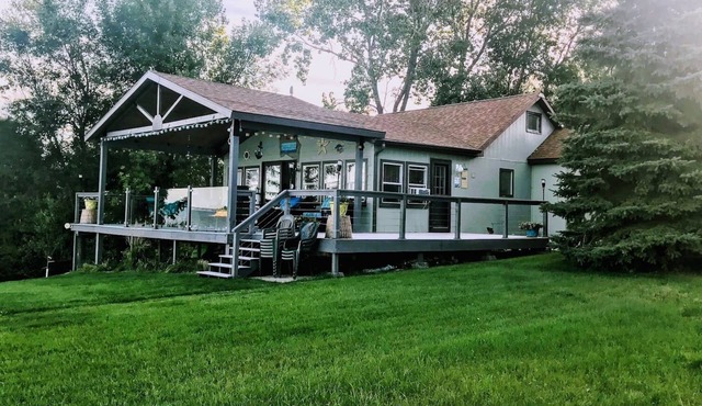 Lake Sakakawea Lakefront ; Luxury Spacious 4-Bedroom Cabin