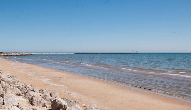 Lake Shore Retreat: Sleeps 8!