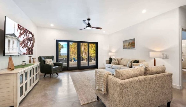 Lake View Retreat · Private Shoreline · Accessible