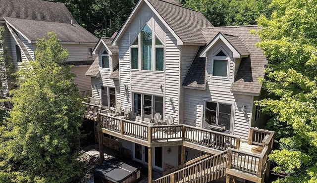 Lake Views! HOT TUB! Walk to Lake Rentals, Coffee & Eats. Minutes to Everything!