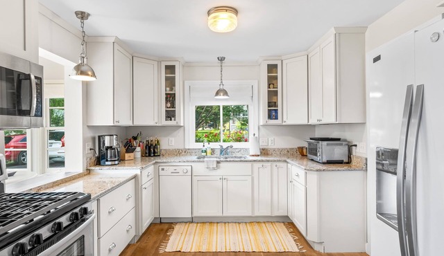 Lake views, in-ground pool, walk to town and restaurants