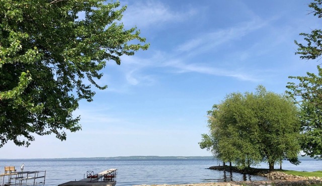 Lake Winnebago Waterfront Cottage W/Hot Tub [2 King; 1 Queen]