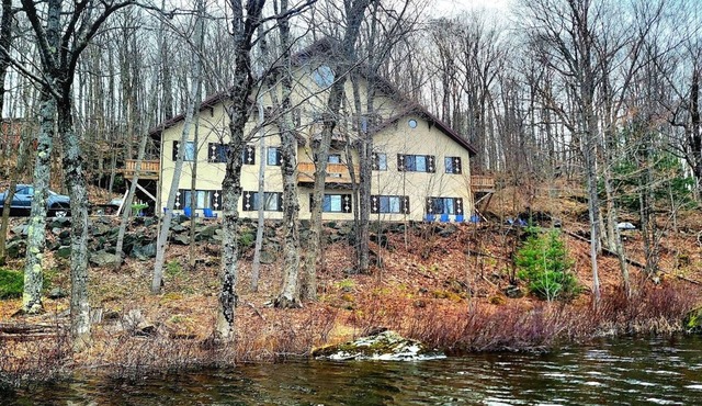 LAKEFRONT 2-bedroom Chateau Getaway at Whitecap Mountains Resort Unit 4