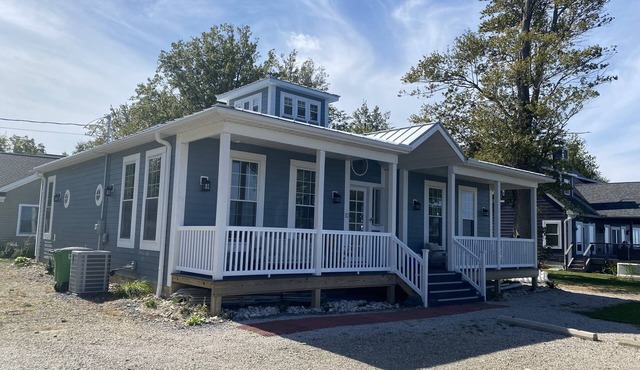 Lakefront beach house Geneva on the lake oh
