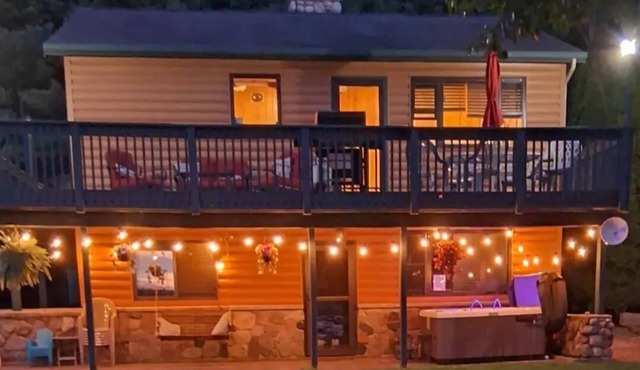 Lakefront Cabin on Quiet Private Lake just minutes from town and 131 Highway