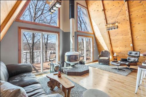Lakefront Cabin with Loft and Bar