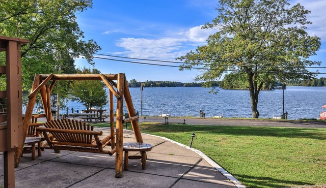 Lakefront condo right downtown Minocqua, perfect couples retreat!