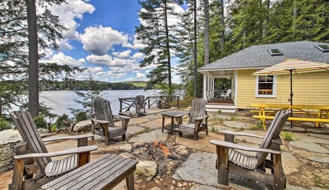 Lakefront Cottage: Boat Dock, Patio & Kayaks!