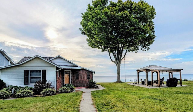Lakefront Cottage with Private Beach, large yard, walk to town. Sleeps 6
