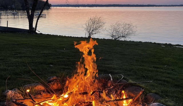Lakefront Cottage with sandy bottom swimming!