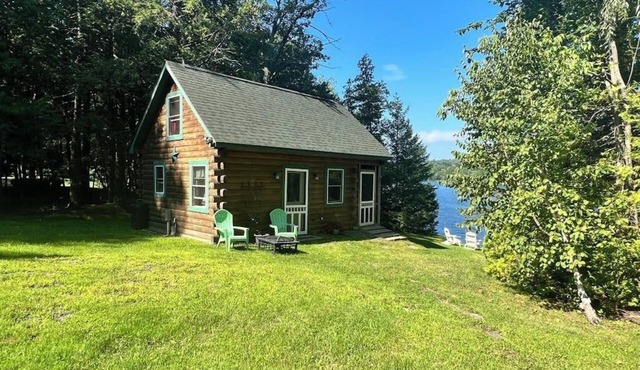 Lakefront, dog-friendly cottage with screened porch, firepit, WiFi & lake access
