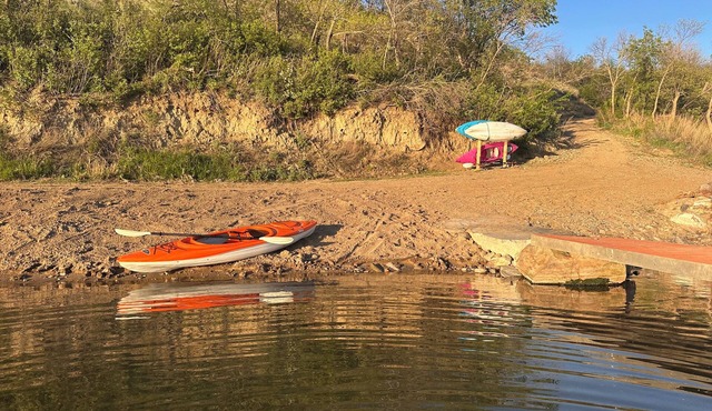 Lakefront Escape: Fish, Kayak, Hammock, Relax. Family and Pet-Friendly!