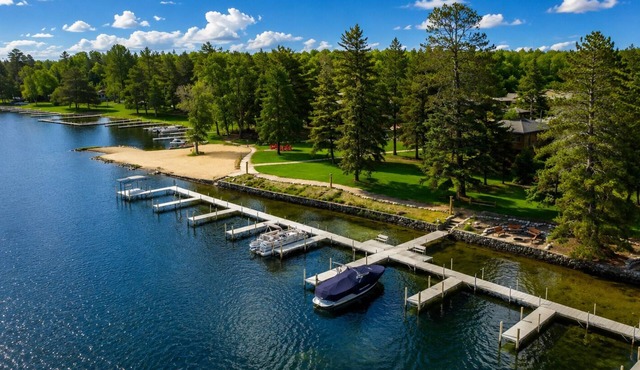 Lakefront Escape with Rustic Charm & Modern Comfort - Bear Cottage
