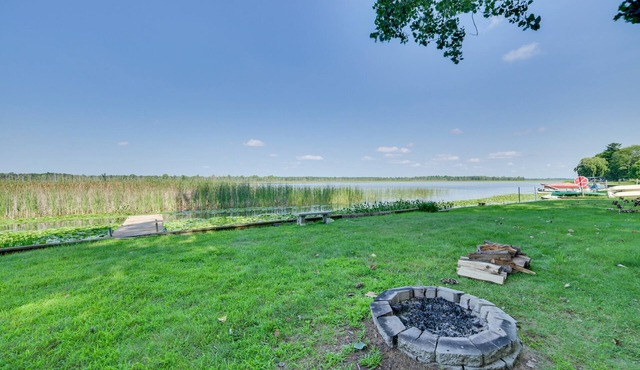 Lakefront Getaway, 2-bedroom house with kayaks and deck