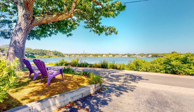 Lakefront home with beach views, WiFi, gas grill & patio - near beach