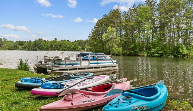 Lakefront: Hot Tub, Sauna, Firepit & Pontoon Fun