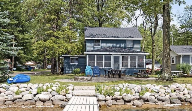 Lakefront house, Dock ,firepit, All weather sunroom , close to 4 golf courses