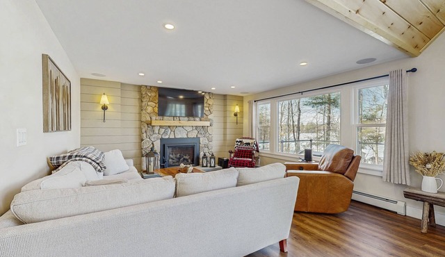 Lakefront house with private beach, firepit, dock, 4 kayaks, grill & hot tub