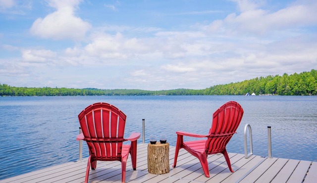 Lakefront, Large Dock, Deck & Fire Pit, Close to Golf & Skiing, Sleeps 12