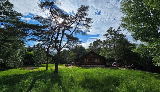 Lakefront Lodge! Private 6 acres; Great Fishing; Dog Friendly; Close to Dells