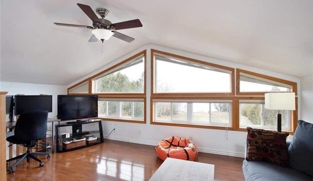 Lakefront Majestic Getaway with Hot Tub!!