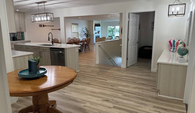 Lakefront Oasis: kayaks, game garage, fire pit, 2 kitchens, sleeps 16