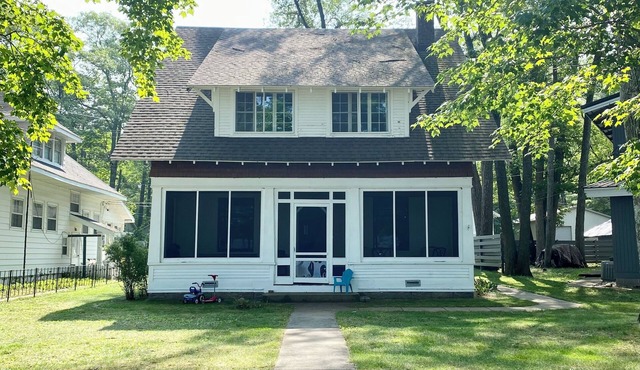 Lakehouse close to wine tasting, breweries, canoeing, color tours, and fun.