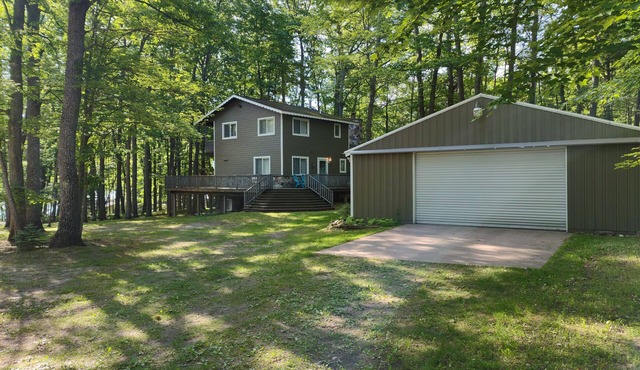 Lakehouse with access to Higgins Lake