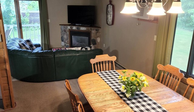 Lakes-area vacation - walk to Pelican Lake, golfing, bars, restaurants and more!