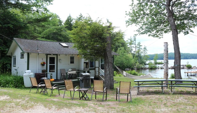 Lakeside 1 bedroom cottage sleeps up to 4. Perfect serenity in Naples. Wifi