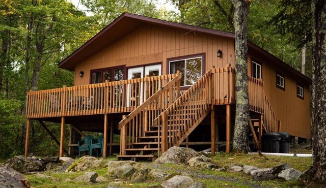 Lakeside 2 Bedroom Wolf's Den Cabin on Kab
