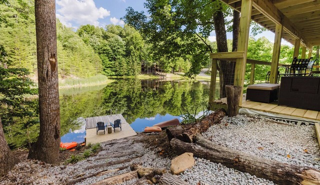 Lakeside Cabin: Private Dock - Canoe & Kayaks - HotTub -PetFriendly -Arcade Game