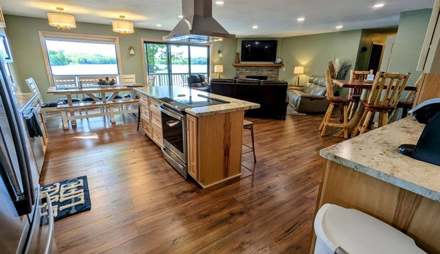 Lakeside Escape/Ski Nordic Mt./lakefront cabin/pontoon rental/Pets/Hot Tub!