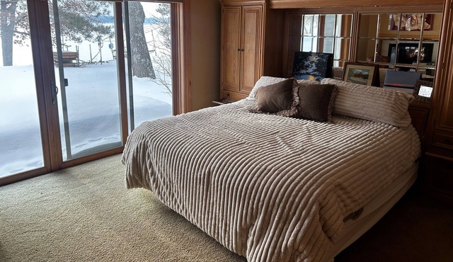 Lakeside home on beautiful Bay Lake - just south of Ruttgers Resort