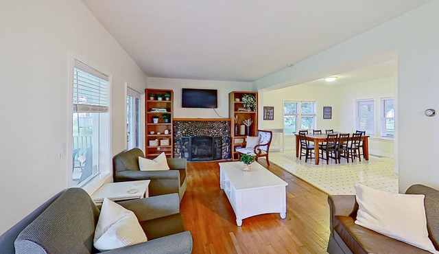 Lakeside home with kitchen, Washer/Dryer, Internet and Firepit