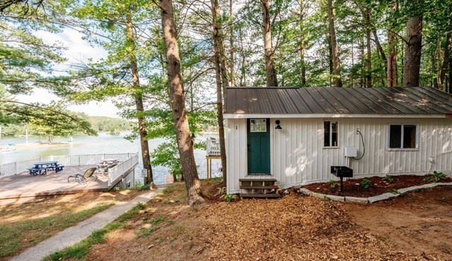 Lakeside-Hot Tub-Sauna-Pontoon Rentals-Near TC!
