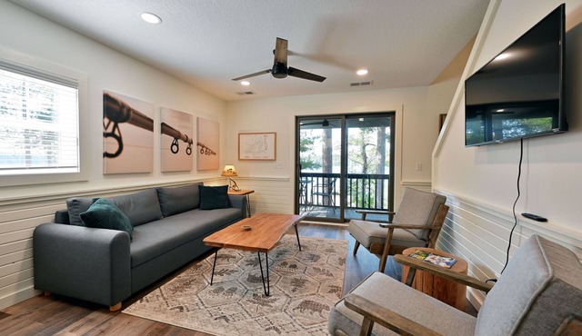 Lakeside Kayaking Bear Condo: Beach, Sauna, Club Room, Private Balcony