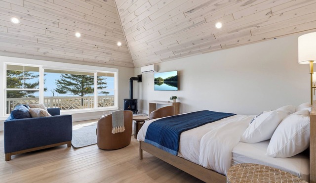 Lakeside King Bed & Tub Suite