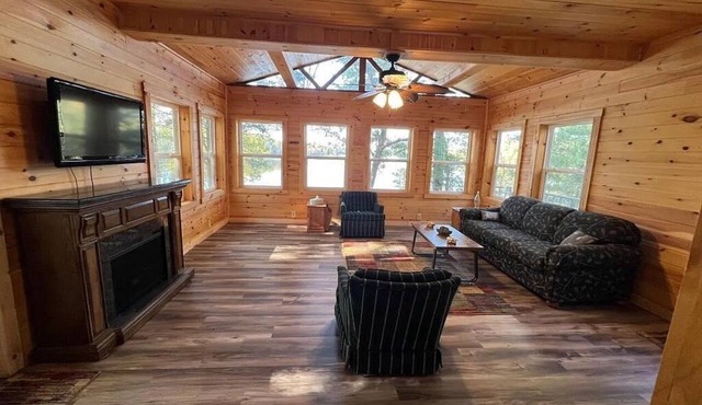 LAKESIDE LOOKOUT: Experience Stunning Views, Endless Shorline, Family Retreat.